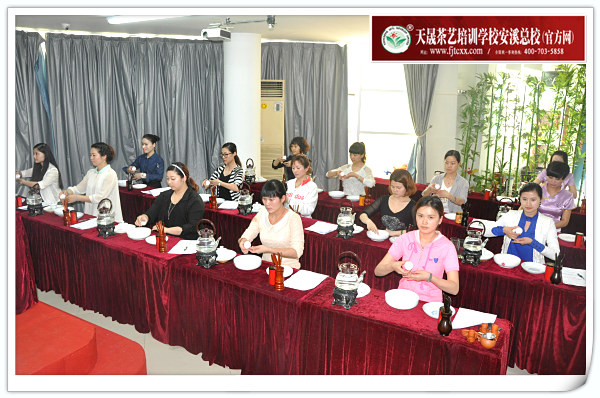 第83期天晟茶艺培训学校中国茶学系统培训班全体学员合照(图3)