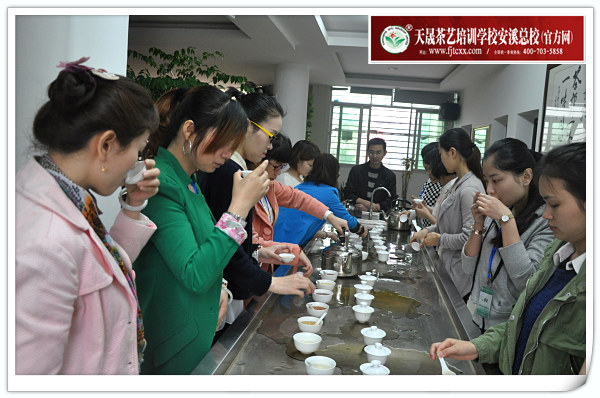 第83期天晟茶艺培训学校中国茶学系统培训班全体学员合照(图1)
