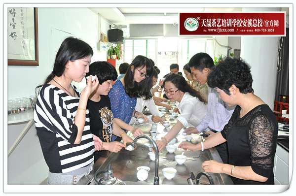 第84期天晟茶艺培训学校中国茶学系统培训班全体学员合照(图3)