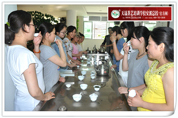 第85期天晟茶艺培训学校中国茶学系统培训班全体学员合照(图4)