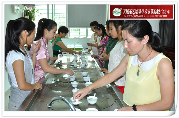 第93期天晟茶艺培训学校中国茶学系统培训班全体学员合照(图2)