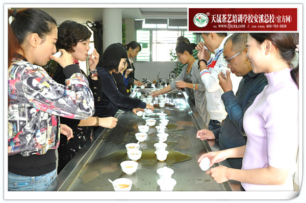 第95期天晟茶艺培训学校中国茶学系统培训班全体学员合照(图1)