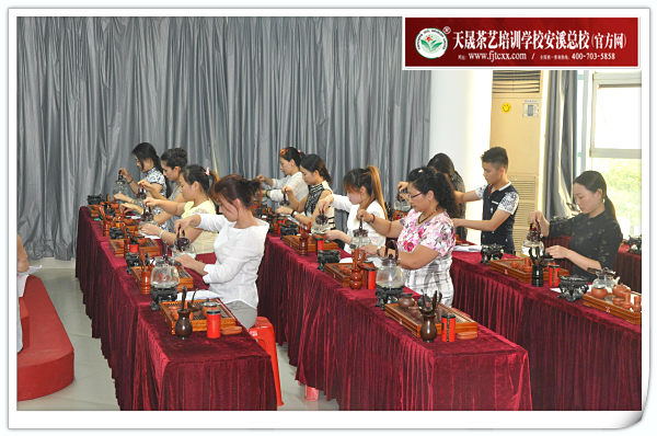 第111期天晟茶艺培训学校中国茶学系统培训班全体学员合照(图2)