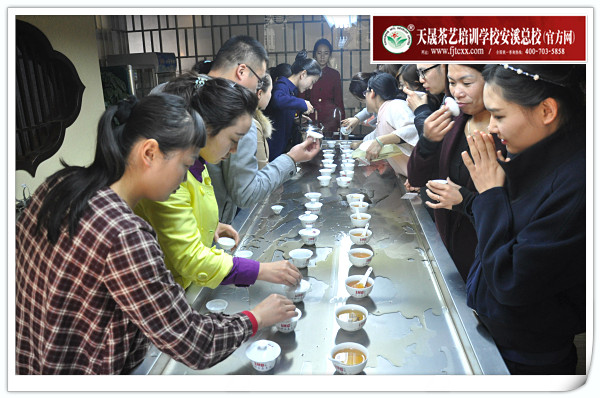 第115期天晟茶艺培训学校中国茶学系统培训班全体学员合照(图3)