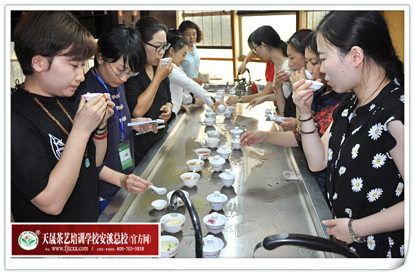 第118期天晟茶艺培训学校中国茶学系统培训班全体学员合照(图1)