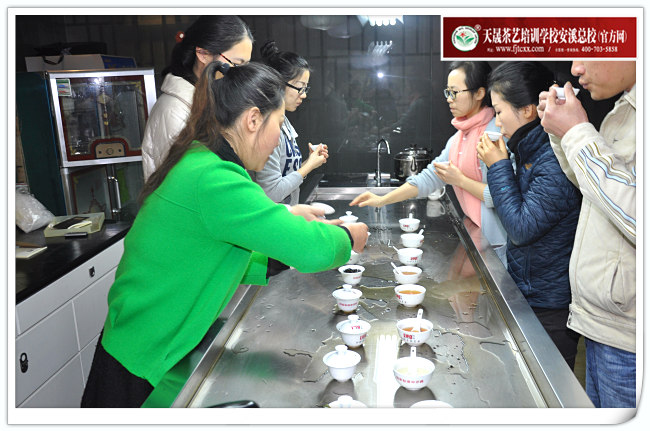 第127期天晟茶艺培训学校中国茶学系统培训班全体学员合照(图2)