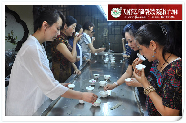 第131期天晟茶艺培训学校中国茶学系统培训班全体学员合照(图2)