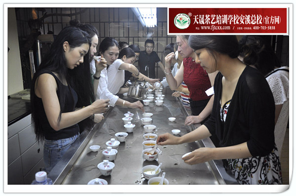 第133期天晟茶艺培训学校中国茶学系统培训班全体学员合照(图1)
