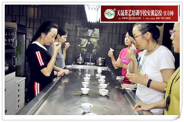 第142期天晟茶艺培训学校中国茶学系统培训班全体学员合照(图3)