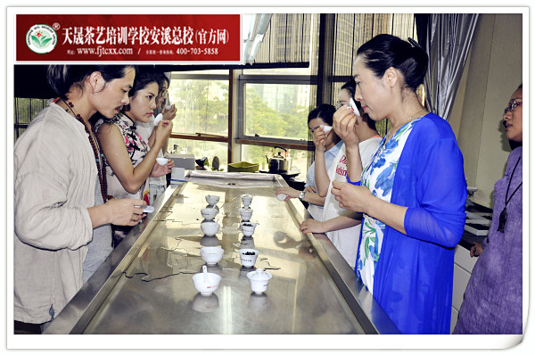 第143期天晟茶艺培训学校中国茶学系统培训班全体学员合照(图2)