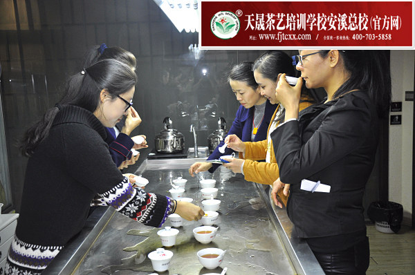 第149期天晟茶艺培训学校中国茶学系统培训班全体学员合照(图1)