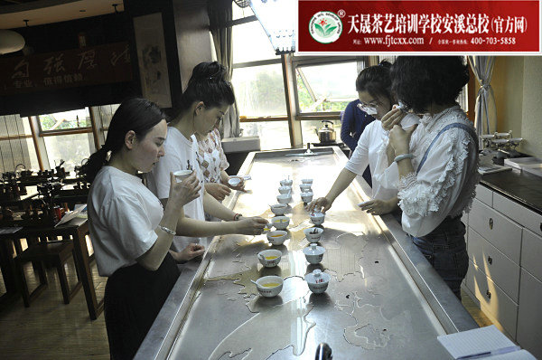 第151期天晟茶艺培训学校中国茶学系统培训班全体学员合照(图1)