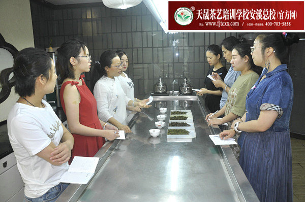 第152期天晟茶艺培训学校中国茶学系统培训班全体学员合照(图2)