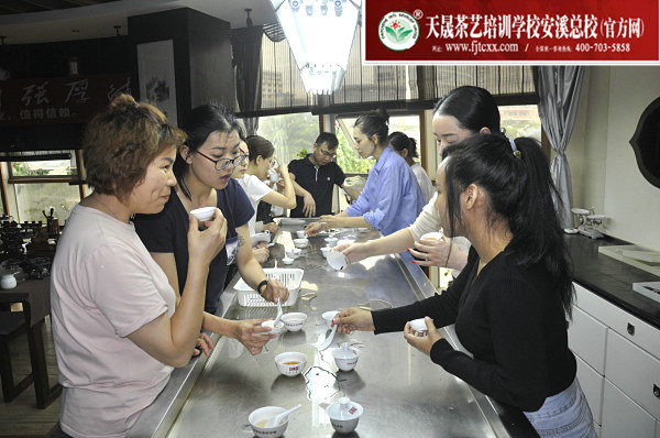 第162期天晟茶艺培训学校中国茶学系统培训班全体学员合照(图4)