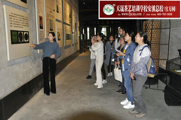 第165期天晟茶艺培训学校中国茶学系统培训班全体学员合照(图4)