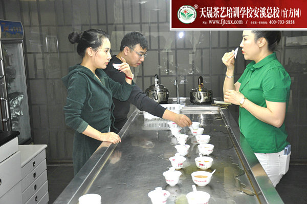 第170期天晟茶艺培训学校中国茶学系统培训班全体学员合照(图2)