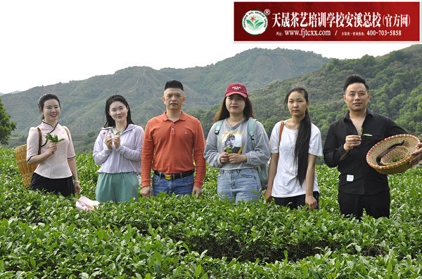 第183期天晟茶艺培训学校中国茶学系统培训班全体学员合照 (图3) 第183期天晟茶艺培训学校中国茶学系统培训班全体学员合照 (图3)