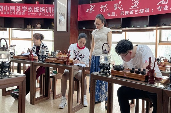 第184期天晟茶艺培训学校中国茶学系统培训班全体学员合照 (图1)