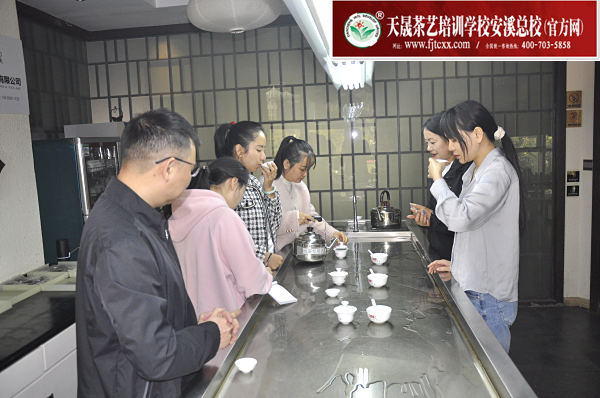 第190期天晟茶艺培训学校中国茶学系统培训班全体学员合照 (图7)
