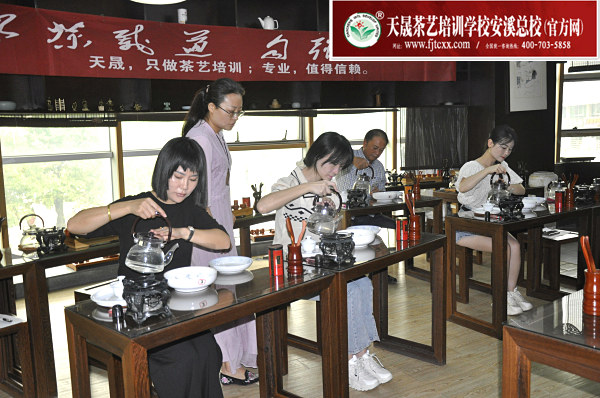 唐山茶艺培训学员问天晟茶艺培训学校：唐山茶艺培训班一般多少钱(图2)