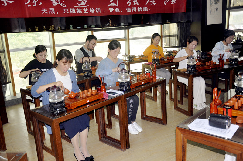 衡水茶艺培训学员问天晟茶艺培训学校:茶艺培训班一般多少钱?