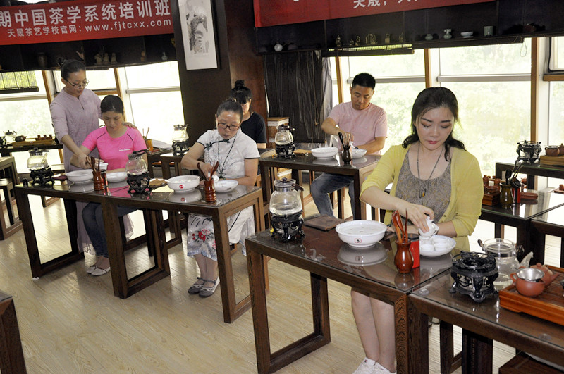 衡水茶艺培训学员问天晟茶艺培训学校：茶艺培训班一般多少钱？(图1)