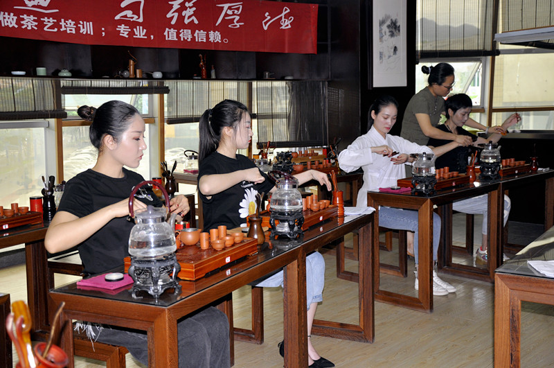 长治茶艺培训学员问天晟茶艺培训学校:茶艺培训学校哪家最专业?
