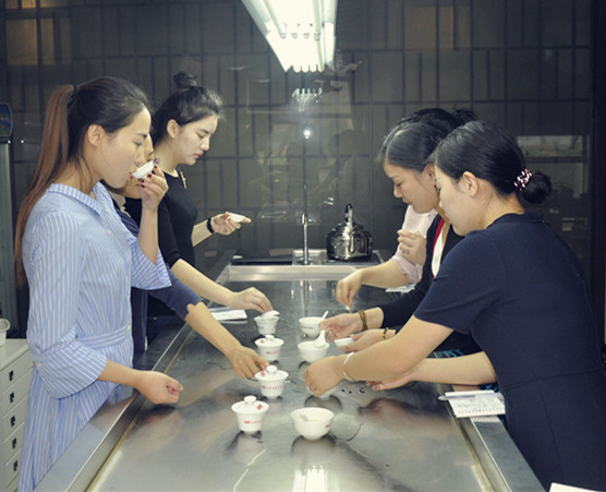 运城茶艺培训学员问天晟茶艺培训学校：一月茶艺师培训班有吗？(图1)