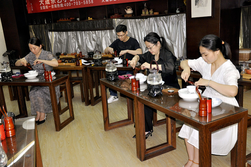 沈阳茶艺培训学员问天晟茶艺培训学校:茶艺师去哪里报名培训?