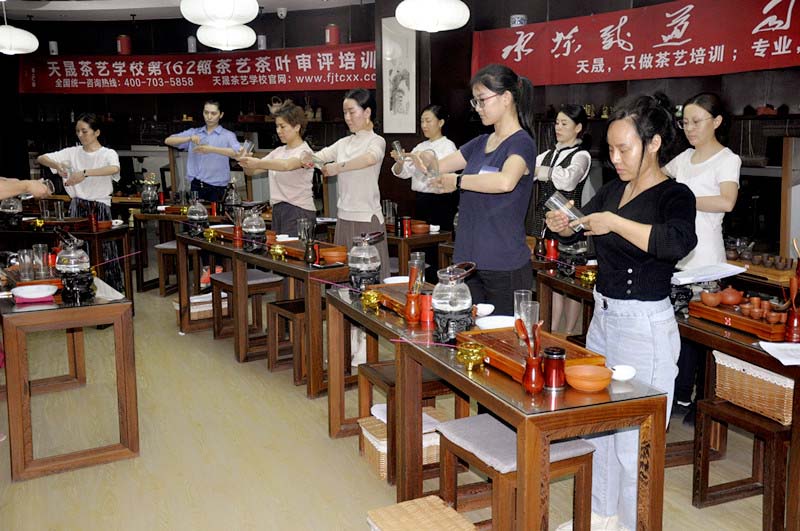 抚顺茶艺培训学员问天晟茶艺培训学校:茶艺师培训学费一般多少?